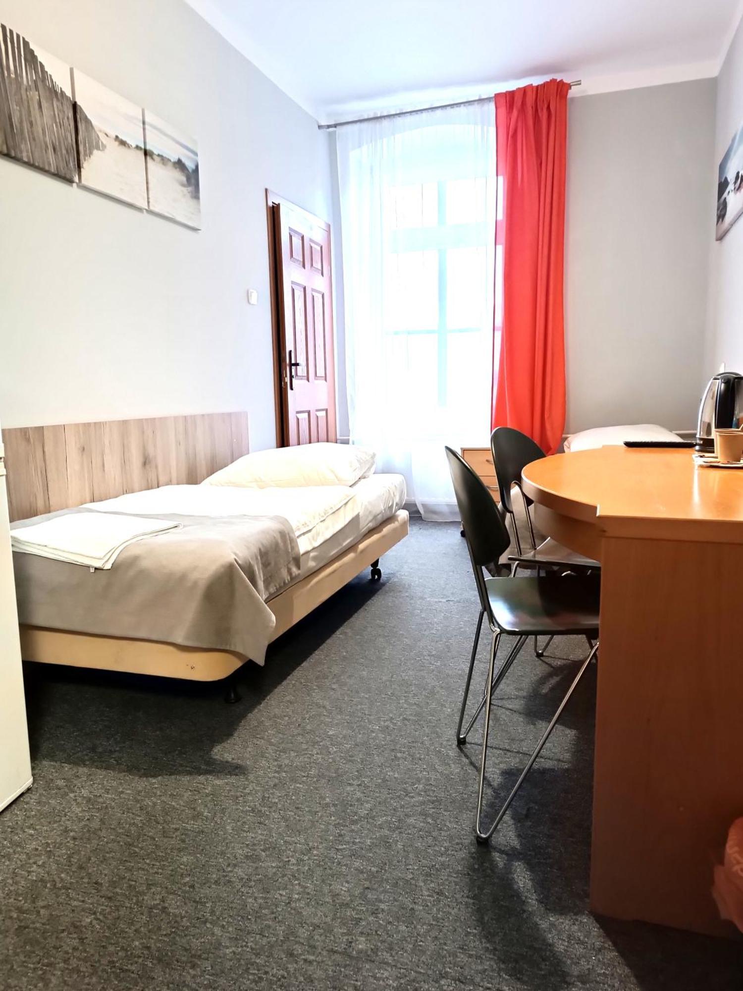 Hostel Krosnienska 12 Zielona Góra Esterno foto